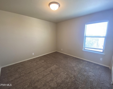 408 La Puesta Drive - Photo Thumbnail 10
