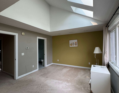 566 Newfield Avenue - Photo Thumbnail 7
