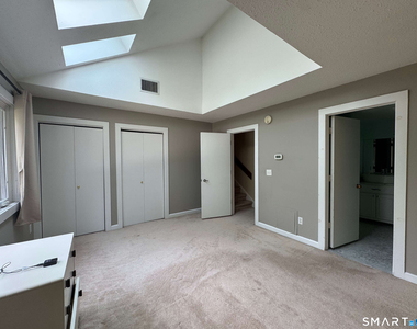 566 Newfield Avenue - Photo Thumbnail 6