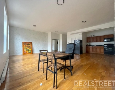 916 Broadway - Photo Thumbnail 3