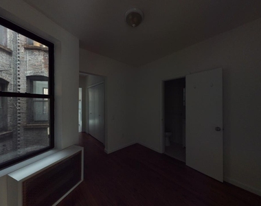East 85th Street - Photo Thumbnail 4