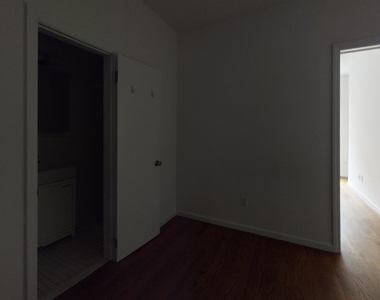 East 85th Street - Photo Thumbnail 6