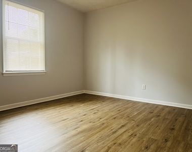 104 Peactree Court - Photo Thumbnail 7