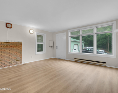 302 Schoolhouse Road - Photo Thumbnail 4