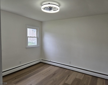 832 Dewey St - Photo Thumbnail 12