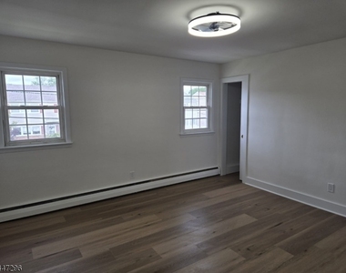 832 Dewey St - Photo Thumbnail 11