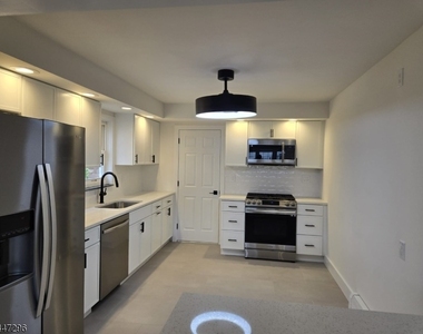 832 Dewey St - Photo Thumbnail 8
