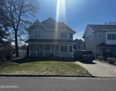 1709 Maple Street - Photo Thumbnail 6