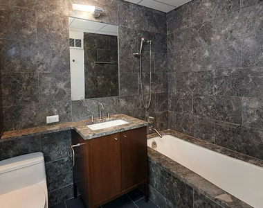East 59 Street - Photo Thumbnail 4