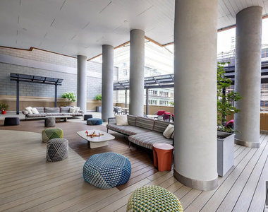 East 59 Street - Photo Thumbnail 6
