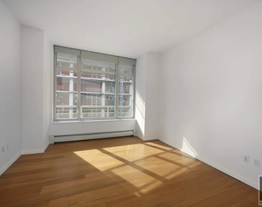 East 59 Street - Photo Thumbnail 3
