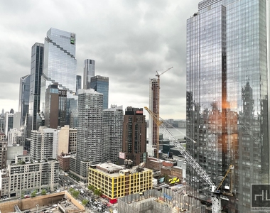 West 42nd Street - Photo Thumbnail 5