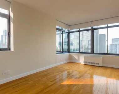 West 48 Street - Photo Thumbnail 4