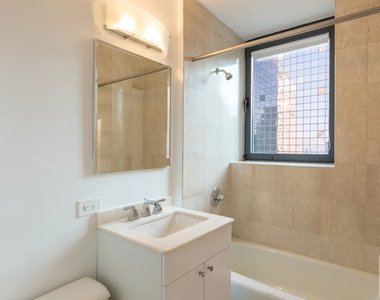 West 48 Street - Photo Thumbnail 3