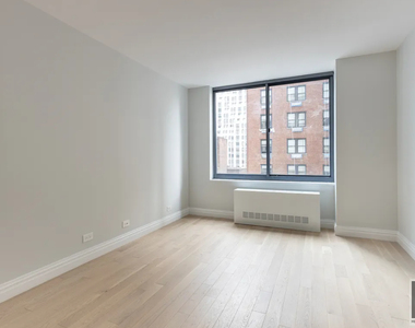 West 48 Street - Photo Thumbnail 5