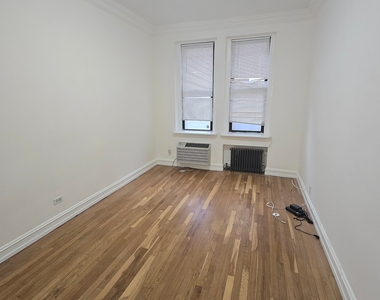 East 46 Street - Photo Thumbnail 2