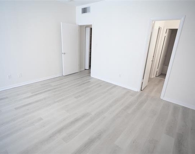 4403 Bellaire Drive S - Photo Thumbnail 13