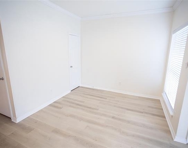 4403 Bellaire Drive S - Photo Thumbnail 7