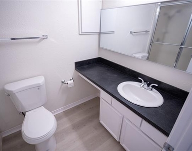 4403 Bellaire Drive S - Photo Thumbnail 8