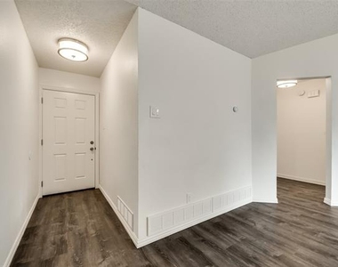 2110 Mistletoe Avenue - Photo Thumbnail 3