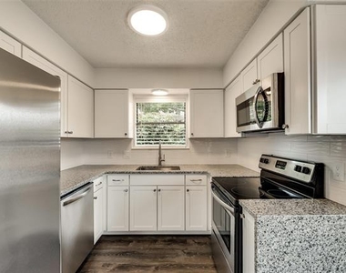 2110 Mistletoe Avenue - Photo Thumbnail 6