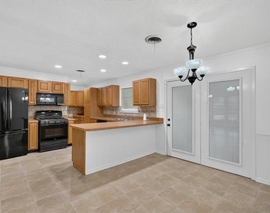 2539 Highwood Drive - Photo Thumbnail 4