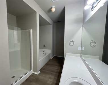 7404 Fossil Creek Drive - Photo Thumbnail 6