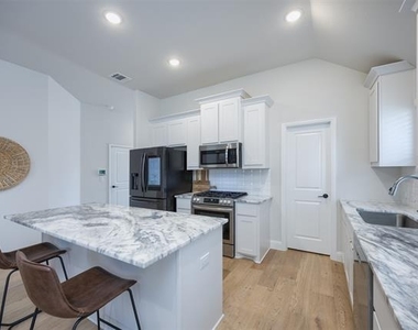 1003 Pecan Glen Drive - Photo Thumbnail 9