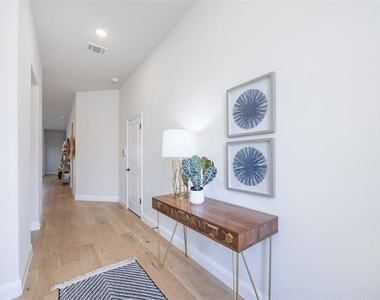 1003 Pecan Glen Drive - Photo Thumbnail 5