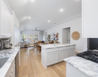 1003 Pecan Glen Drive - Photo Thumbnail 10
