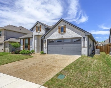 1003 Pecan Glen Drive - Photo Thumbnail 2