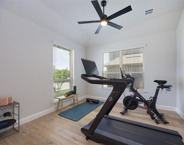 1003 Pecan Glen Drive - Photo Thumbnail 4