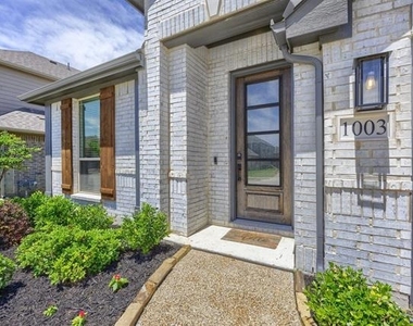 1003 Pecan Glen Drive - Photo Thumbnail 3