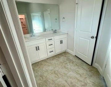 3120 Lucia Way - Photo Thumbnail 10