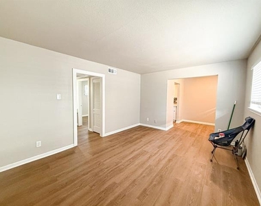 808 Blaylock Drive - Photo Thumbnail 7