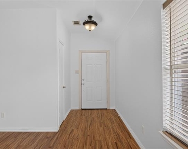 2805 Nandina Street - Photo Thumbnail 4
