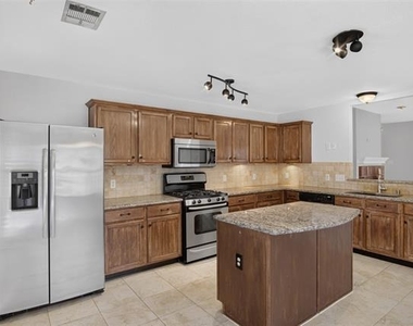 2805 Nandina Street - Photo Thumbnail 10