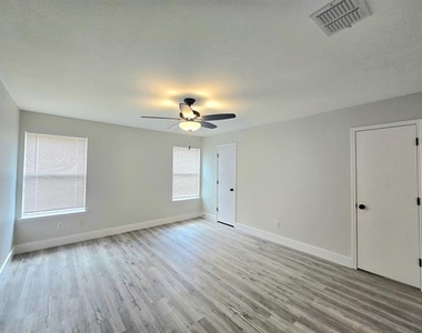 2467 Mallory Lane - Photo Thumbnail 13