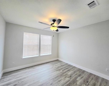 2467 Mallory Lane - Photo Thumbnail 3