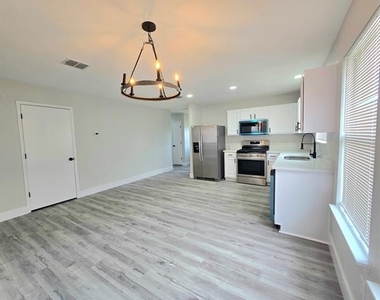 2467 Mallory Lane - Photo Thumbnail 5