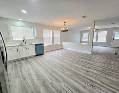 2467 Mallory Lane - Photo Thumbnail 8