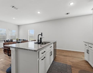 301 Willowmore Drive - Photo Thumbnail 6