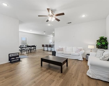 301 Willowmore Drive - Photo Thumbnail 13