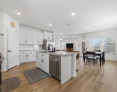 301 Willowmore Drive - Photo Thumbnail 4