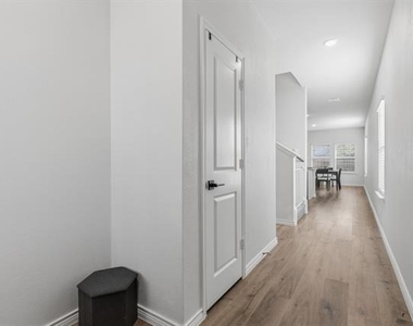 301 Willowmore Drive - Photo Thumbnail 2