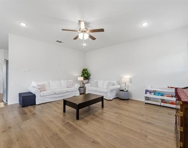 301 Willowmore Drive - Photo Thumbnail 12