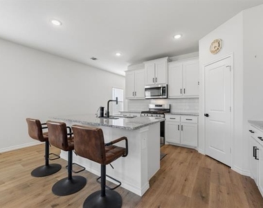 301 Willowmore Drive - Photo Thumbnail 8
