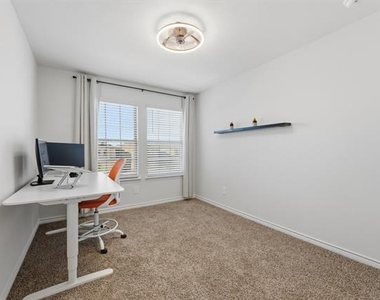 301 Willowmore Drive - Photo Thumbnail 22