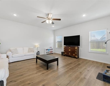 301 Willowmore Drive - Photo Thumbnail 11