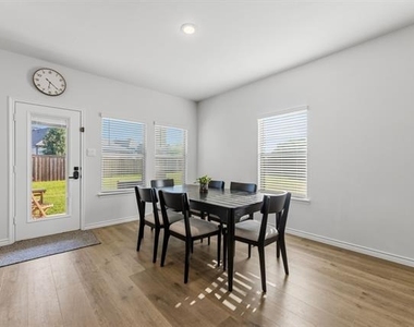 301 Willowmore Drive - Photo Thumbnail 10